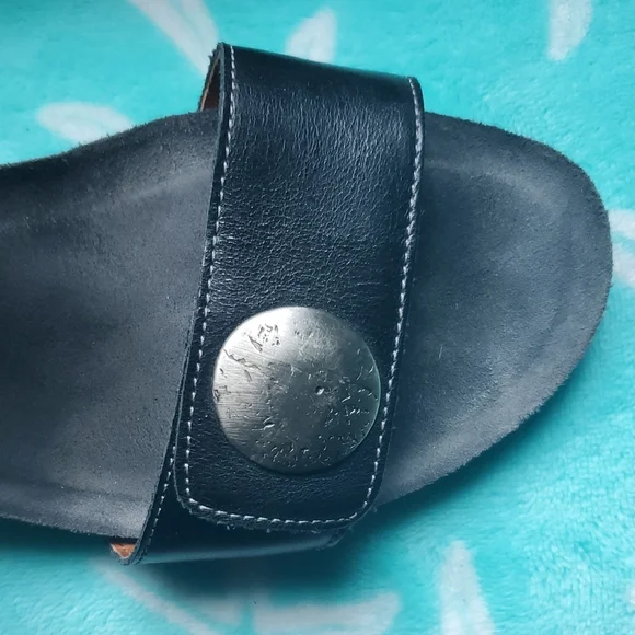 Taos Carousel 2 Black Modern Comfort Sandals - Picture 2 of 11